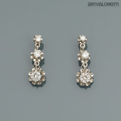 Pair of pierced earrings in 750°/°° white...