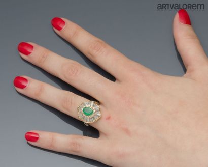 Yellow gold 750°/°° ring centered on a faceted...