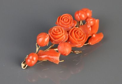 Part of a flower brooch in yellow gold 375°/°°...