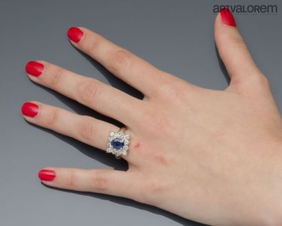 Ring in 750°/°° white gold, centered on an...