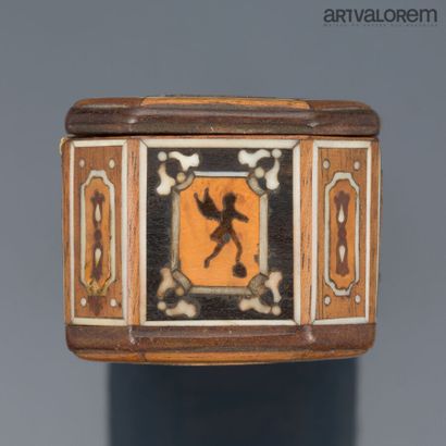 Hexagonal box in native wood and mother-of-pearl...