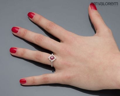 Ring in white and yellow gold 750°/°° centered...