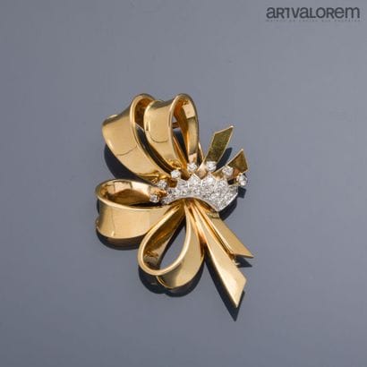 CHANTELOUP Paris circa 1945
Bow-shaped lapel...