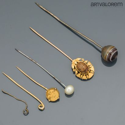 Six pins or parts of pins in yellow gold...