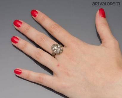 Ring in yellow gold 750°/°° set with emerald...