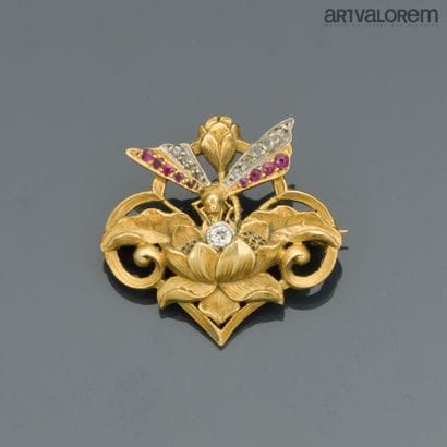 Brooch in yellow gold 750°/°° depicting a...