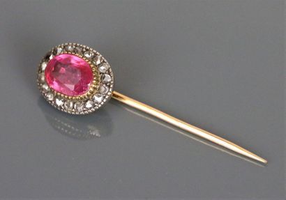 Tie pin in yellow gold 750°/°° centered with...