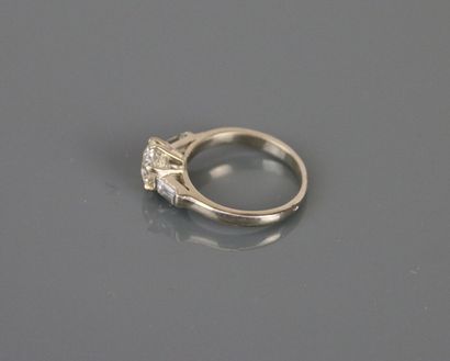 Ring in 750°/°° white gold set with a claw-set...