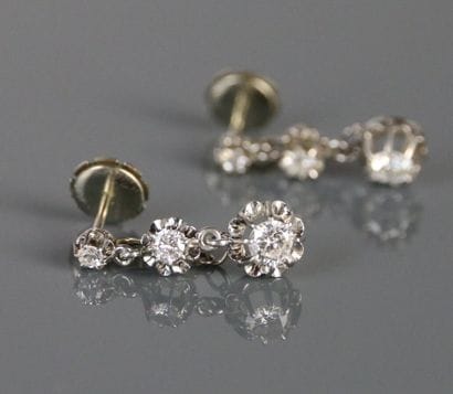 Pair of pierced earrings in 750°/°° white...