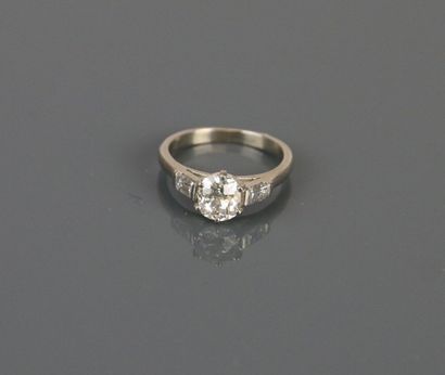 Ring in 750°/°° white gold set with a claw-set...