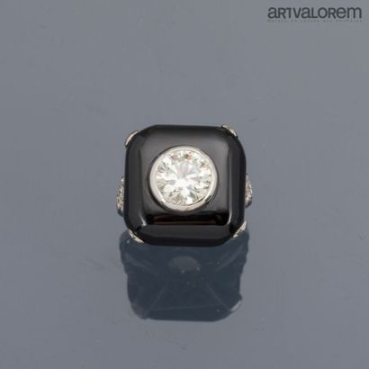 Ring in 750°/°° white gold, centered on a...
