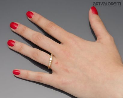 Ring in yellow gold 750°/°° centered on a...