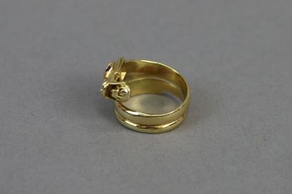 Snake ring in yellow gold 750°/°°, the head...