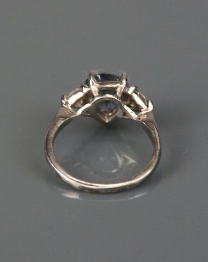 Ring in 750°/°° white gold, centered on a...