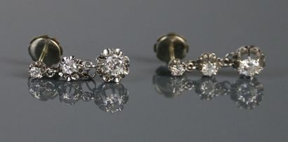 Pair of pierced earrings in 750°/°° white...