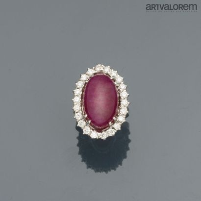 750°/°° white gold ring centered on a ruby...