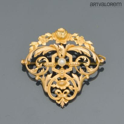 Brooch in yellow gold 750°/°° with openwork...