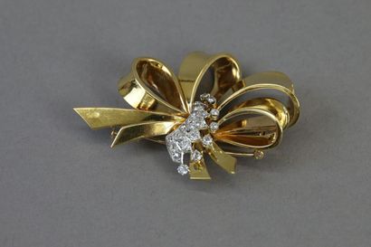 CHANTELOUP Paris circa 1945
Bow-shaped lapel...