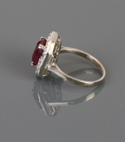 Ring in 750°/°° white gold, centered on a...