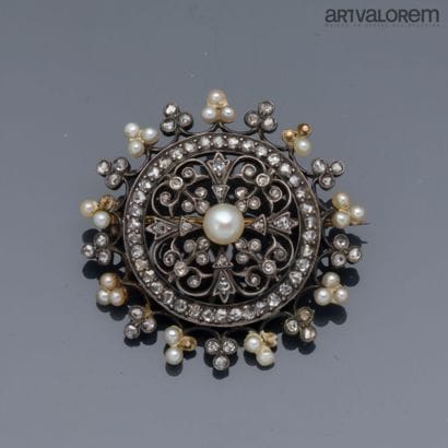 Rosette brooch in 750°/°° gold and openwork...