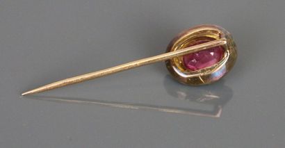 Tie pin in yellow gold 750°/°° centered with...