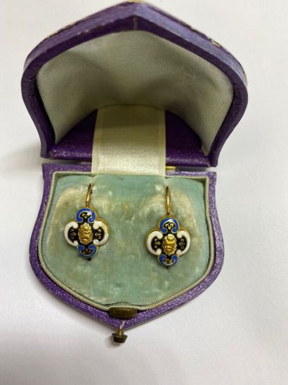 Pair of yellow gold 750°/°° polylobed dormeuses...