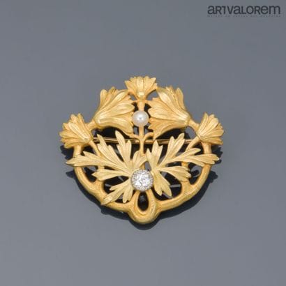 Brooch in yellow gold 750°/°° with openwork...