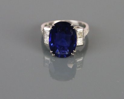 750°/°° white gold ring centered on a faceted...