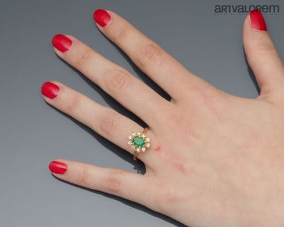 Ring in yellow gold 750°/°° centered on an...
