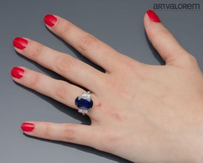 750°/°° white gold ring centered on a faceted...