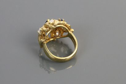 Openwork dome ring in hammered 750°/°° yellow...
