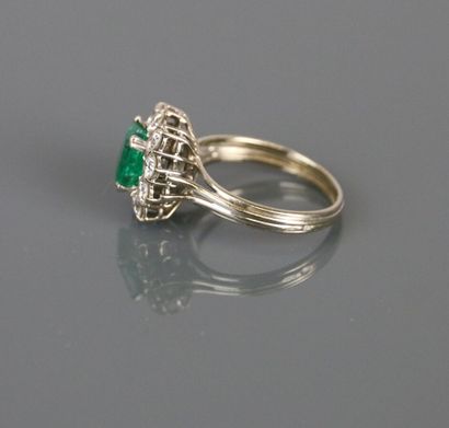 Ring in 750°/°° white gold, centered on an...