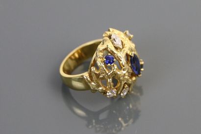 Openwork dome ring in hammered 750°/°° yellow...