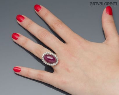 750°/°° white gold ring centered on a ruby...