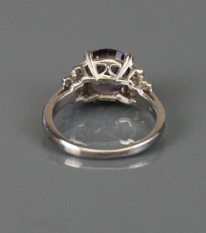 Ring in 750°/°° white gold, centered on a...