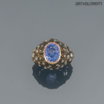 Antique ring in yellow gold 750°/°° centered...