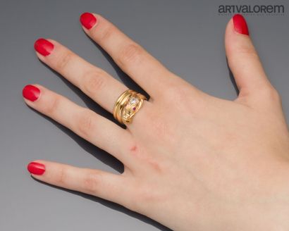 Snake ring in yellow gold 750°/°°, the head...