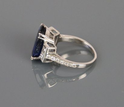 750°/°° white gold ring centered on a faceted...