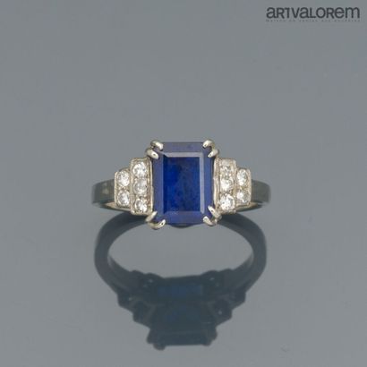 Ring in 750°/°° white gold, centered on a...