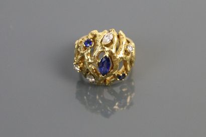 Openwork dome ring in hammered 750°/°° yellow...