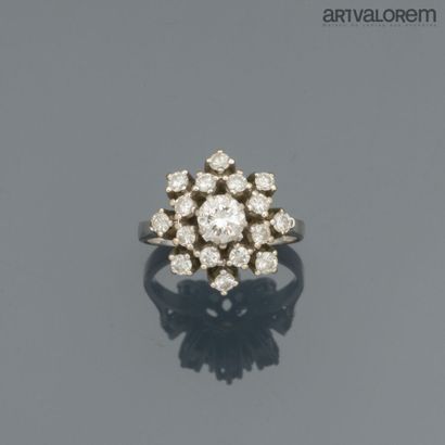 Ring in 750°/°° white gold set with a 0.40...