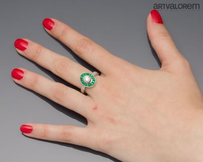 Ring in 750°/°° white gold, centered on a...