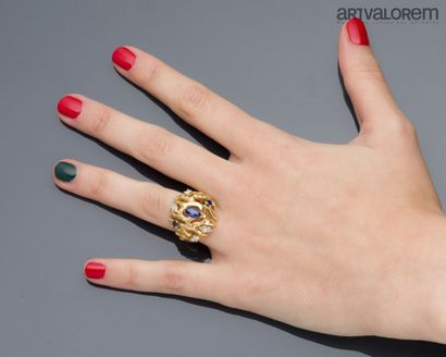 Openwork dome ring in hammered 750°/°° yellow...