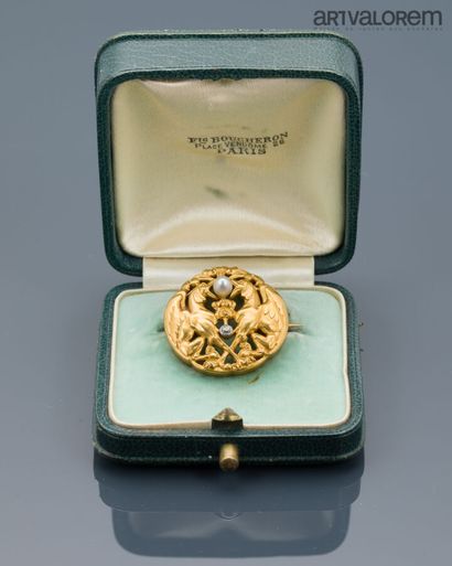 Brooch in yellow gold 750°/°° with openwork...