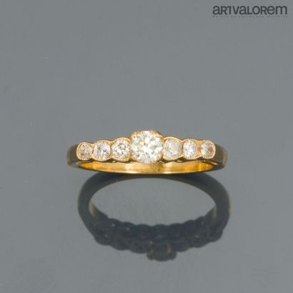Ring in yellow gold 750°/°° centered on a...