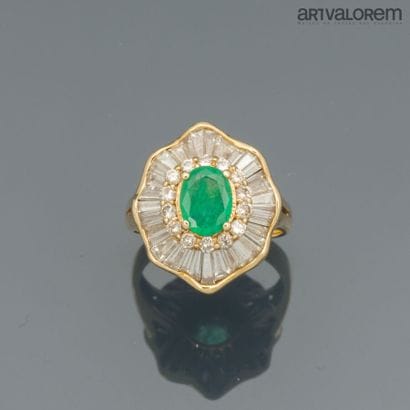 Yellow gold 750°/°° ring centered on a faceted...