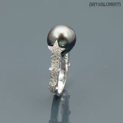 Ring in 750°/°° white gold centered on a...