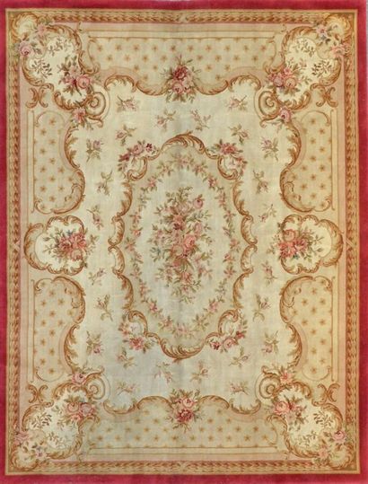 Grand tapis au point noué de style Savonnerie...