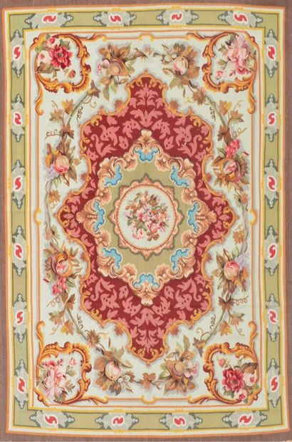 Tapis style Aubusson XXème siècle. 
Travail...