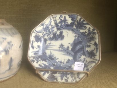 CHINA 19th century
Porcelain dish decorated...